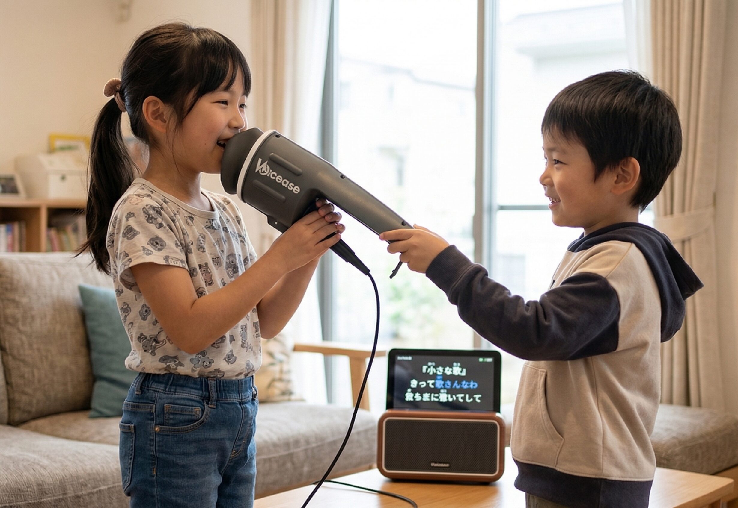子どもがヴォイシーズを持ってカラオケをしている様子